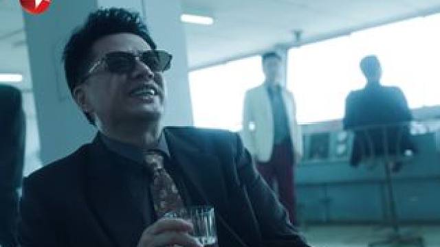 林强峰查到龙哥是西港的大毒贩，他假扮买家想引龙哥现身……#段奕宏  #东方卫视扫毒风暴  #扫毒风暴