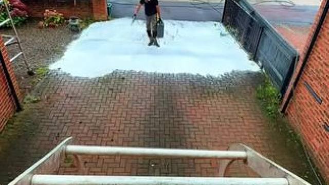 庭院地砖冲洗工作！ #庭院清洁 #解压 #极度舒适 #减速带 #解压视频