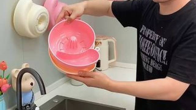 有了它，以后洗水果可就太方便了，自动洗干净还能自动沥水，#沥水篮  #厨房好物  #创意设计 #懒人