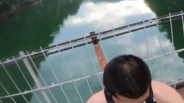 双腿一瞪，剩下的交给地心引力