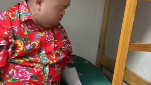 金猪生气把手机摔了