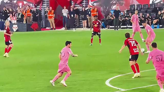 有格局！梅西赞叹对手防守好还主动竖大拇指表扬一下