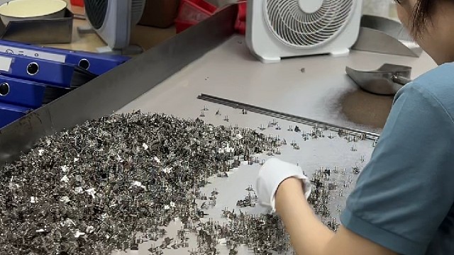 电池弹片出货前的检查