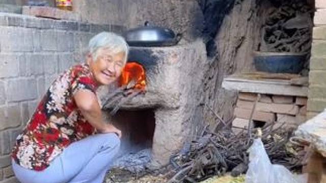 村里的风景，虽平淡，但耐看。也许生活并不便利，却最温暖的治愈。长大后才明白，平凡无奇的小村里藏着最惬