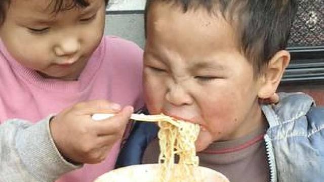 今天早点吃泡面。#农村娃
