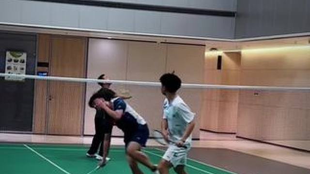 我打的羽毛球好像跟你们打的不太一样#羽毛球