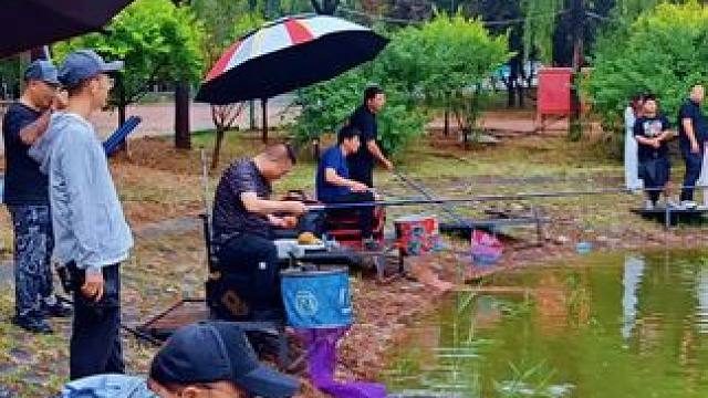 #夏日露营 的正确打开方式：带上你的#钓鱼 装备！在青草香里甩杆，看水波荡漾，既能享受露营的松弛，又