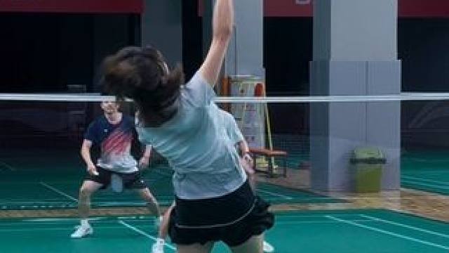 你打球会偷女生后场吗？#羽毛球#嘉嘉羽毛球