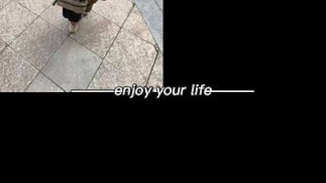 现在别人问我
怎么带大孩子的累不累
我终于可以胡说八道了说不累说带孩子可好玩了一眨眼就长大了中间的苦