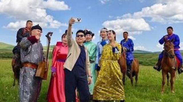 在车轮与草原的亲吻中，我们好像找回了“说走就走”的生命力 #旅行车带来了说走就走的勇气  #高科技旅