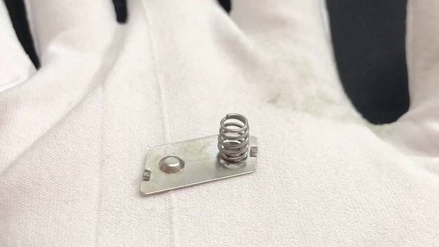 全自动化生产桥式铆接电池弹片，弹簧不脱落，日产能可超200万