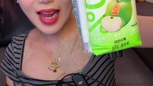 配料没有其他的 就是水和浓缩苹果汁了 是青苹果那个味 酸酸甜甜的 酸大于甜哈 喝着酸度更高 青苹果那