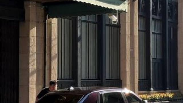 富家千金和平饭店参加晚宴保镖开门这气场也太强了#上流社会 #上海豪车街拍