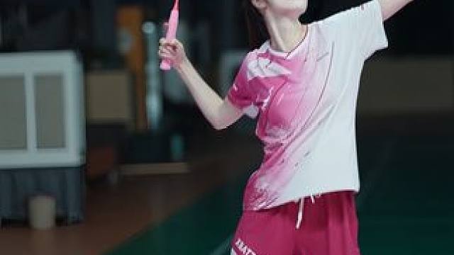 希望我穿哪套球服和你打球？ #打羽毛球女生 #穿搭 #接力摇 #喂打球吗 #上阵羽毛球服