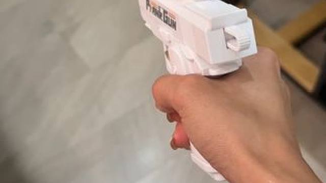 这就是何晨光的枪！！！ #玩个很新的东西 #水枪