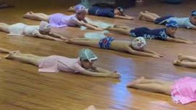 #凤凰泳健  凤凰托儿所欢迎你
注重少儿游泳培训与选才