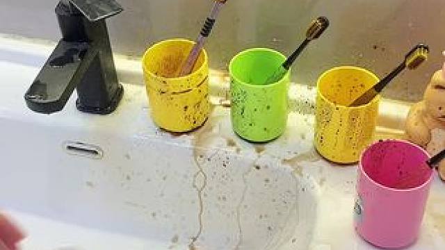 螃蟹牙刷置物架 终于找到这款可爱螃蟹牙刷置物架，大容量，杯子倒扣沥水干净清爽#牙刷置物架 #卫生间好