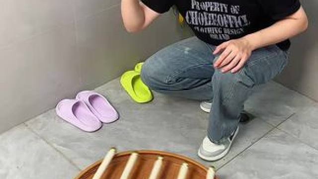 拖鞋架 不用打孔粘胶就能上墙固定的拖鞋架，可伸缩的设计，足够收纳全家人的拖鞋，不占地方，还能当毛巾架