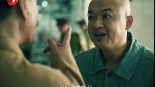 林强峰带领警方找到了卢少骅的制毒工厂正兴保健品厂，但卢少骅早已逃跑，员工却毫不知情。#东方卫视扫毒风