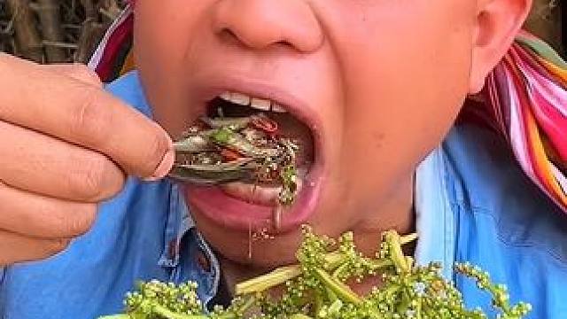 苦谏花辣拌️刺身小河鱼 #美食 #户外美食 #泰国美食 #内容启发搜索