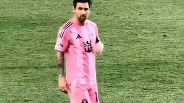 上一秒的梅西还在和球迷打招呼，下一秒就进球了