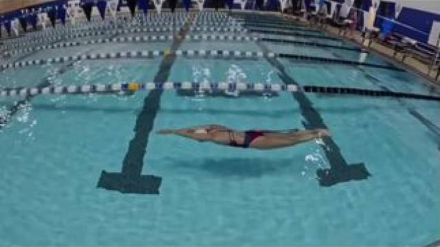 #游泳 教会你的第一件事，不是姿势标准，是敢在浪里 做最舒展的自己#蝶泳 #核心力量