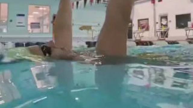 #仰泳 中身体位置决定阻力大小，核心平衡则是维持这一位置的“隐形支架”，而双手高举的打腿练习也是区分