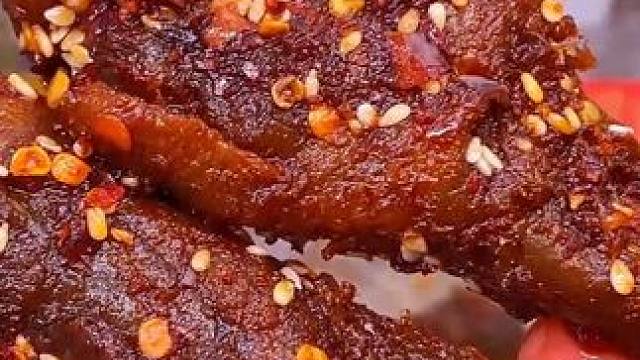 能吃辣的一定要来试试这个湖南的爆辣鸭小腿，里面加了魔鬼椒，吃起来纯辣不带甜 #好吃到停不下来 #追剧