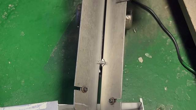 全自动化生产桥式铆接电池弹片，可节省50%的人工