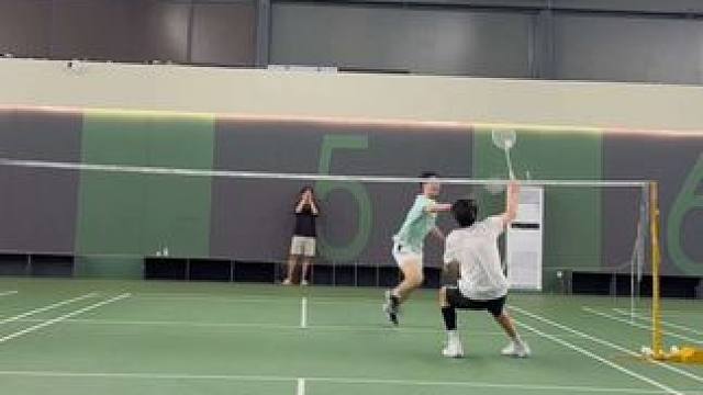 这颗球犯规了嘛#羽毛球#拦网#杀球#花里胡哨