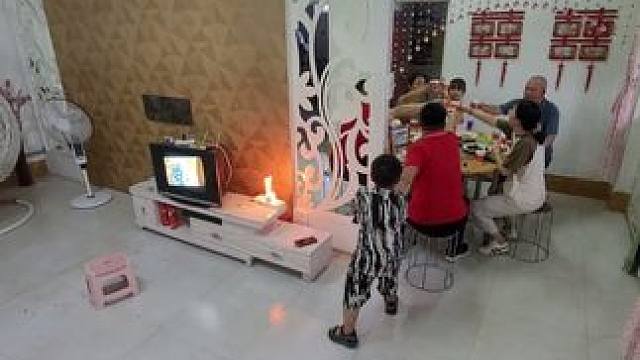 男孩家里的插座着火，一家人聚餐毫无察觉 #惊险一幕 #监控下的一幕