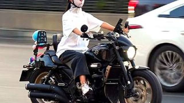 南门追焦解说 您猜怎么着？盖了帽了#机车 #骑行日常 #街拍 #第一视角 #原创视频