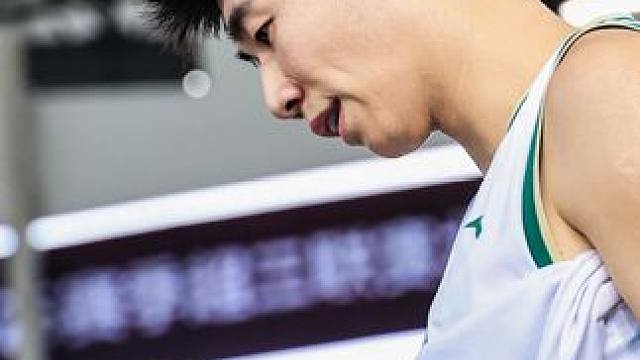 球场上从没有天生的王者，只有把 “再打一个” 刻进骨子里的偏执狂#超三联赛 #生涯在超三 #周嘉豪