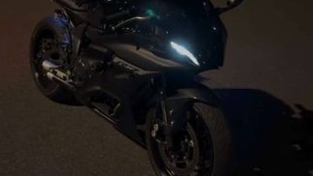 像女人一样的身材， #雅马哈r7#雅马哈， 你说他没性价比，但是他又耐看。