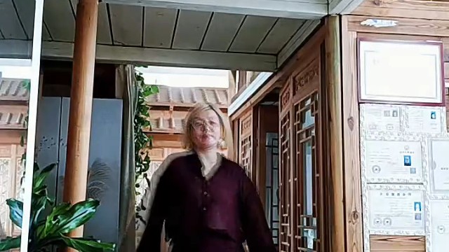 文官出没，小心避让！