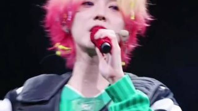 “这是个梦 如烟似梦坠入了其中” #鹿晗#梦#演唱会现场#鹿晗成都演唱会