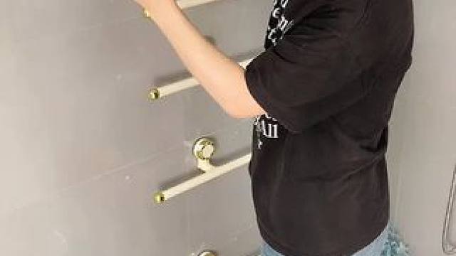 伸缩拖鞋架 不用打孔粘胶就能上墙固定的拖鞋架，可伸缩的设计，足够收纳全家人的拖鞋，不占地方，还能当毛