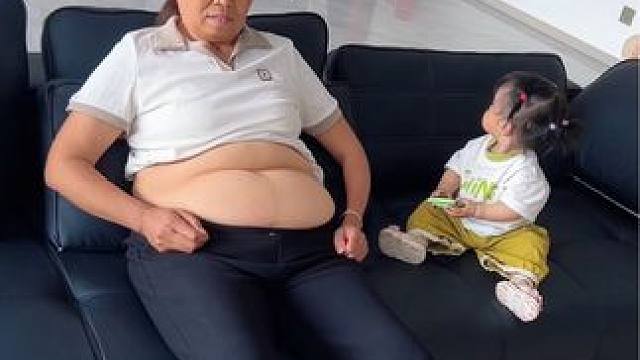 我女儿说我练出来#马甲线 了，快帮我这个56岁的老太婆看看真的假的？！#腹式呼吸#呼吸哑铃#自律#大