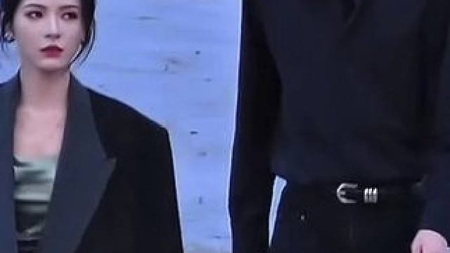 这两人之间的“姐狗”氛围感真是没得说#深情眼 #张予曦 #毕雯珺 #姐弟恋