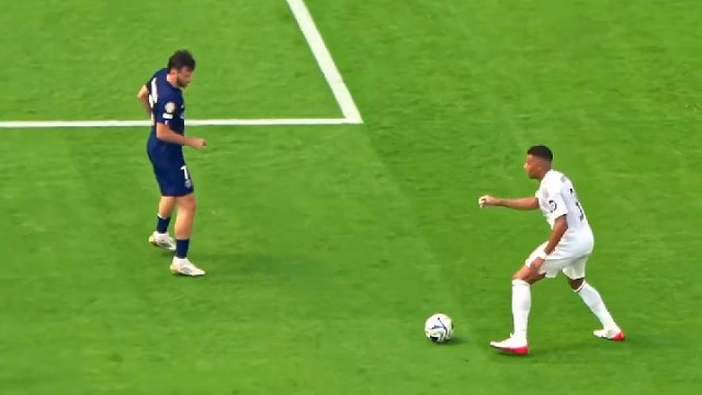 给姆巴佩亲自示范了什么叫防守从前锋开始