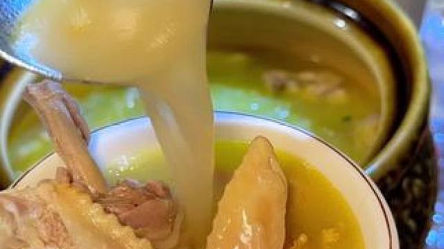 沌口这家酒店竟然还有这种传统用锯末树枝煨制的土灶鸡汤#武汉美食  #土灶鸡汤 #武汉农家小院  #沌