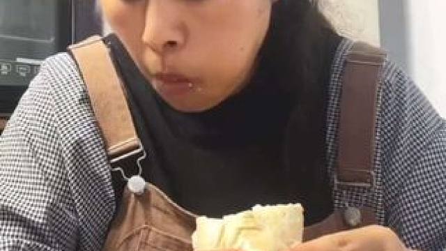 边yue边扇嘴巴子，你不瘦谁瘦啊#减肥 #离谱 #万万没想到 #逆袭