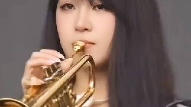 当民谣拥抱小号✨灵魂被点燃了！
赵雷的月光，郜一霏的星火…
夜风凝驻时✨她执小号如持魔法权杖  
民