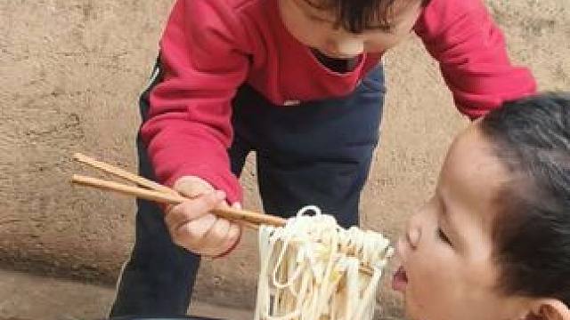 今天早上煮面条吃。#农村娃