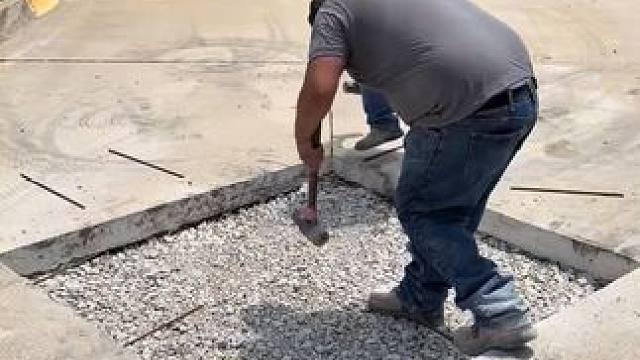 北美破损路面修复工作！ #制作过程 #路面施工#路面修复#基建狂魔