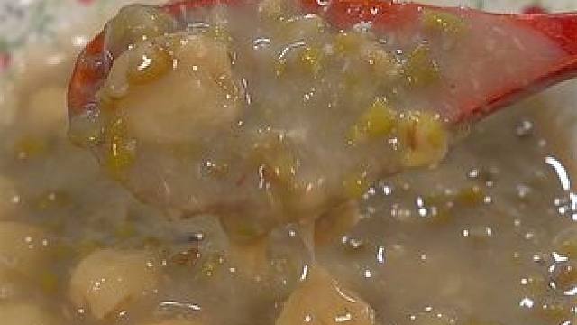 绿豆莲子羹 又到了三伏天，吃绿豆莲子羹的时候了，营养丰富又解暑，莲子软糯绵密，口感跟板栗一样，我们全