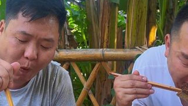 麻辣 牛排骨 大碗 手工面 哥俩 大口 嗦面 痛快！ #我的乡村生活 #牛排骨面 #人