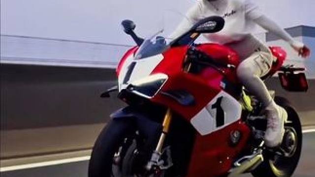 在追逐梦想的路上，风雨兼程，只因心中有光，脚下有路。#杜卡迪v4 #机车小姐姐 #骑士精神 #日常分