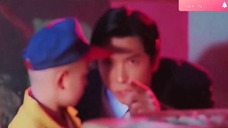 “我打的多，桌子上的飲料瓶我全打”
。