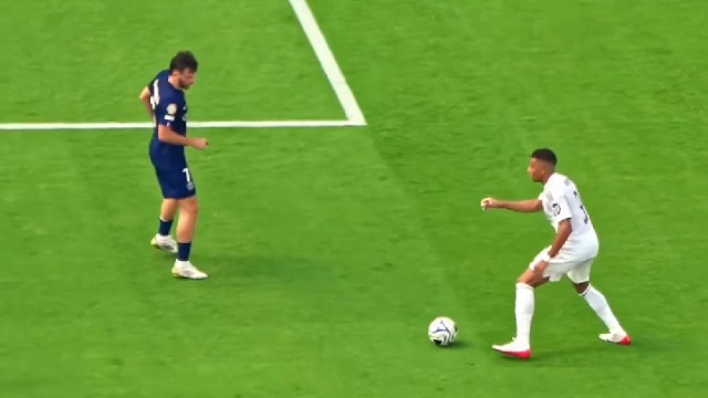 给姆巴佩亲自示范了什么叫防守从前锋开始